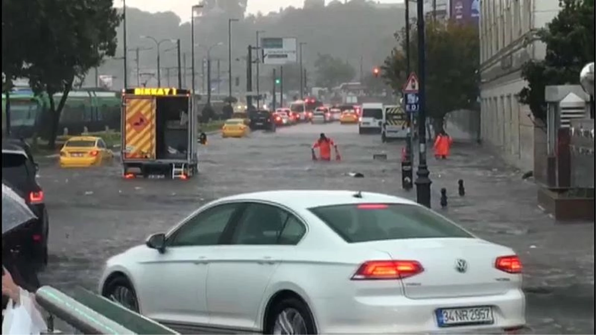 İstanbul sağanak yağmura teslim: Trafik durdu, ulaşım felç oldu, mağazaları su bastı