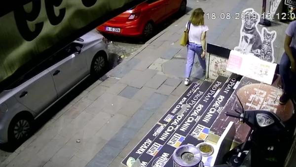 Kaldırımda yürüyen kadının üzerine kartonpiyer düştü