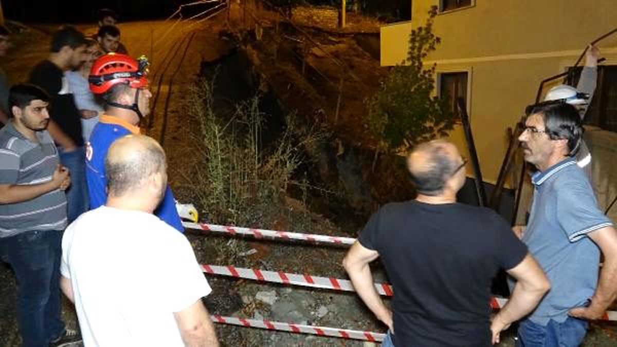 Karabük\'te apartmanın istinat duvarı çöktü