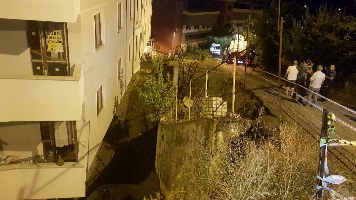 Karabük\'te bir binan istinat duvarı çöktü