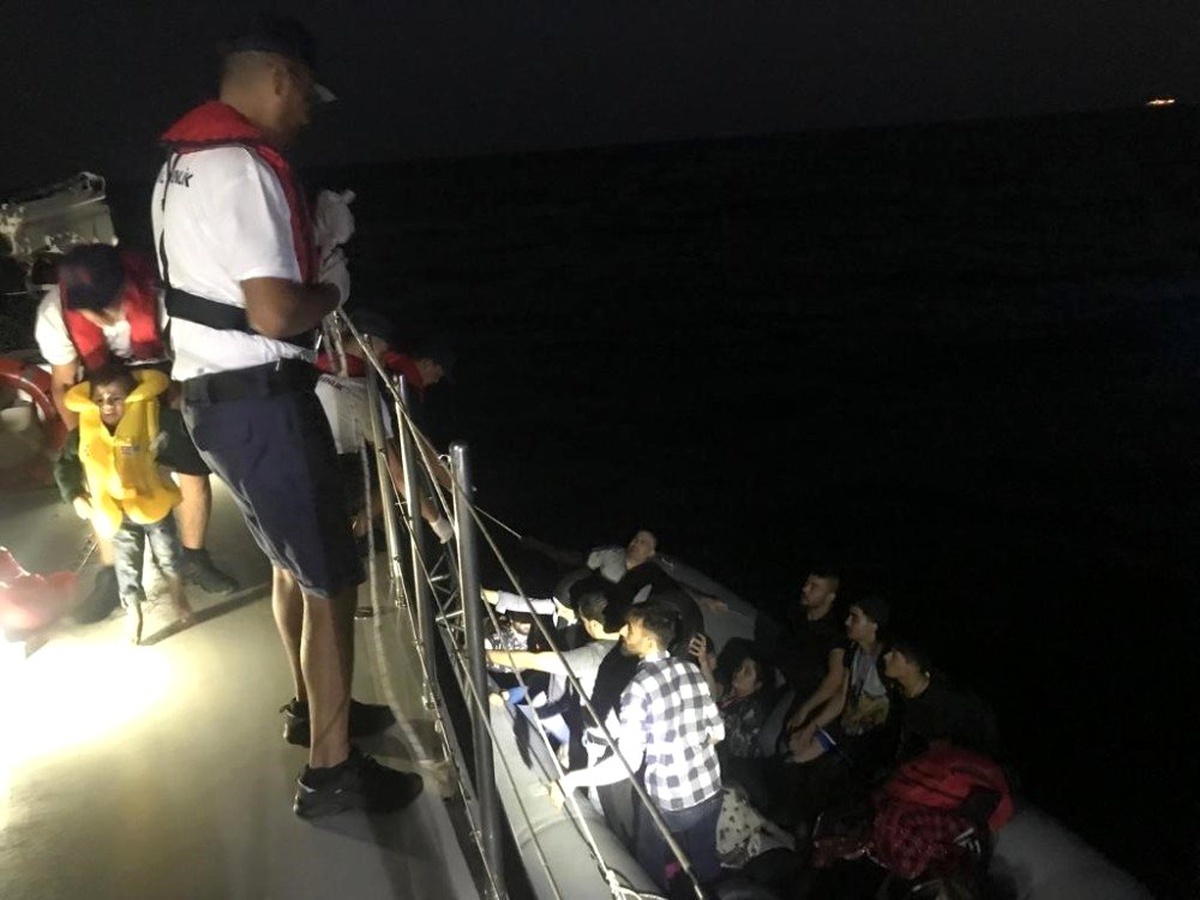 Kuşadası\'nda 2 operasyonda 56 düzensiz göçmen yakalandı