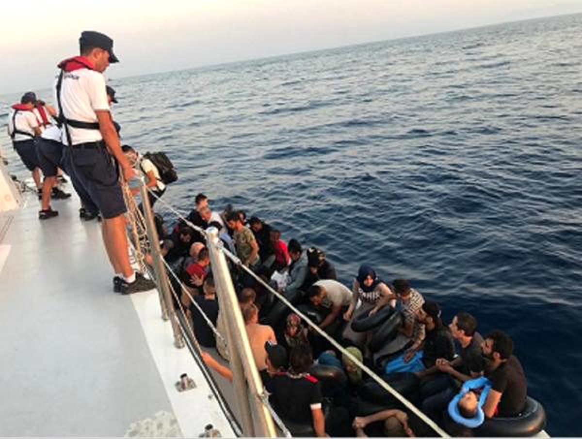 Kuşadası\'nda denizde toplam 56 kaçak göçmen yakalandı