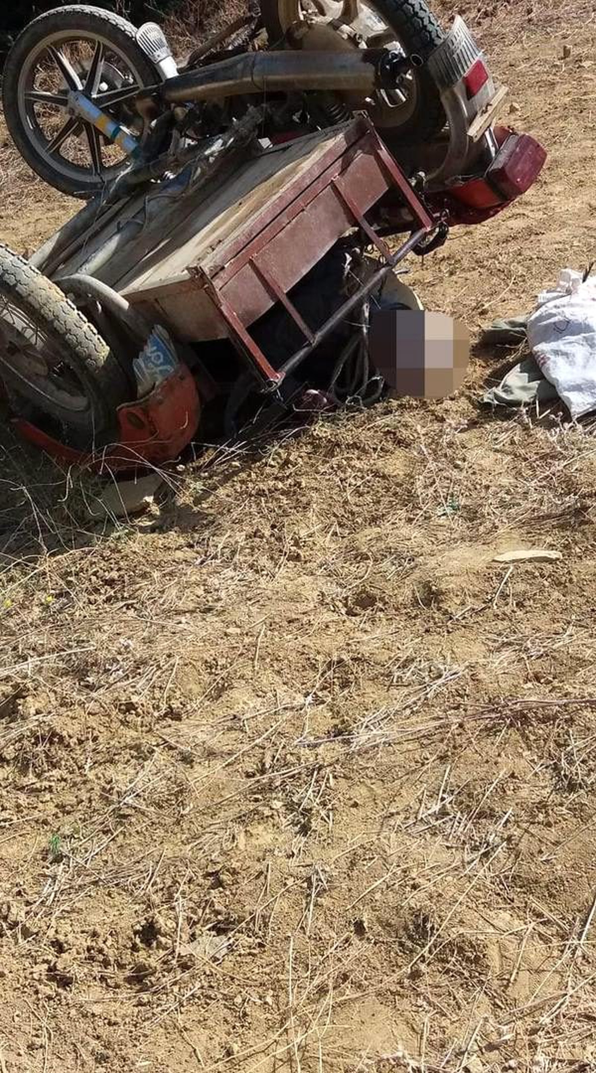 Motosikletin altında kalan yaşlı adam öldü