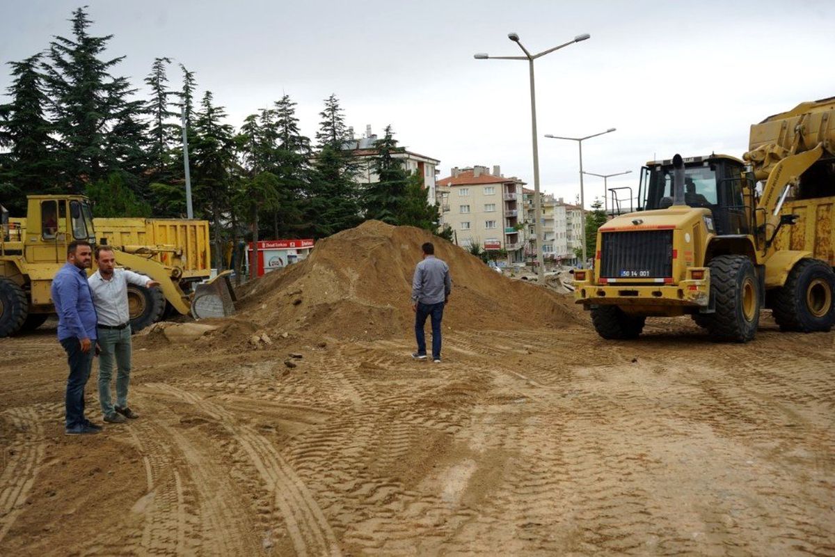 Nevşehir Belediyesi ekipleri Mustafa Parmaksız caddesinde çalışmalarını sürdürüyor