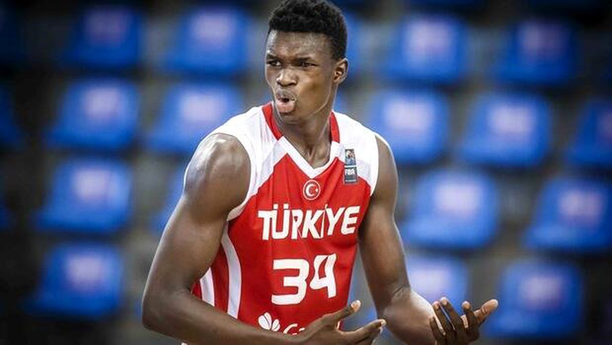 Nijerya asıllı 16 yaşındaki Türk pivot Adem Bona en iyi 5\'te!
