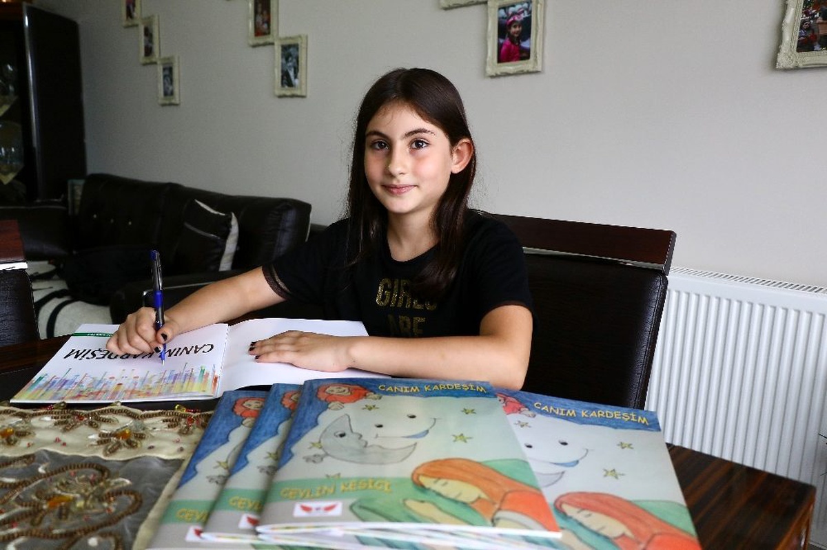 Okuma yazmayı öğrenince ilk işi kitap yazmak oldu