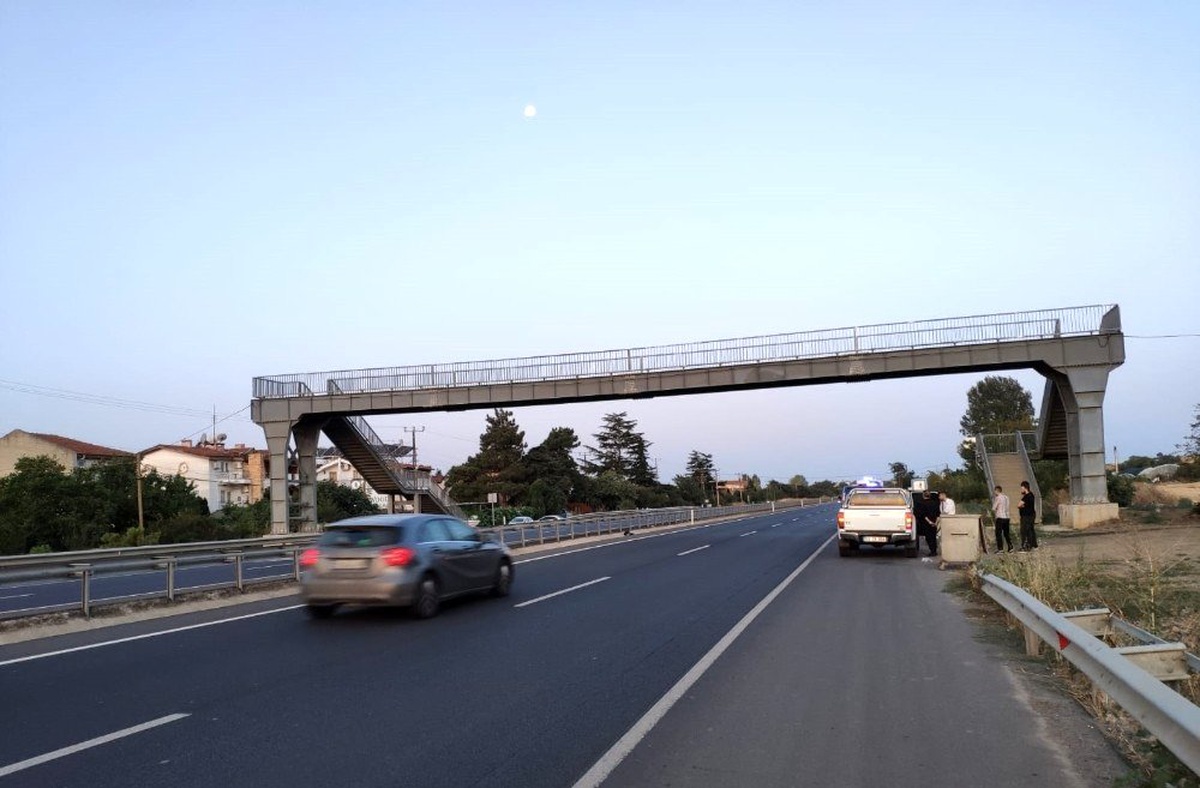 Otomobil, aniden yola çıkan kadına çarptı