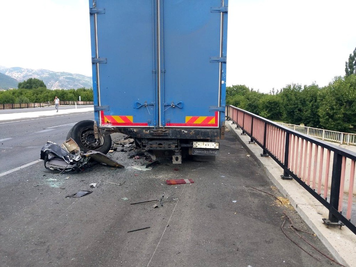 Otomobil arızalanan kamyona çarptı: 1 ölü, 3 yaralı