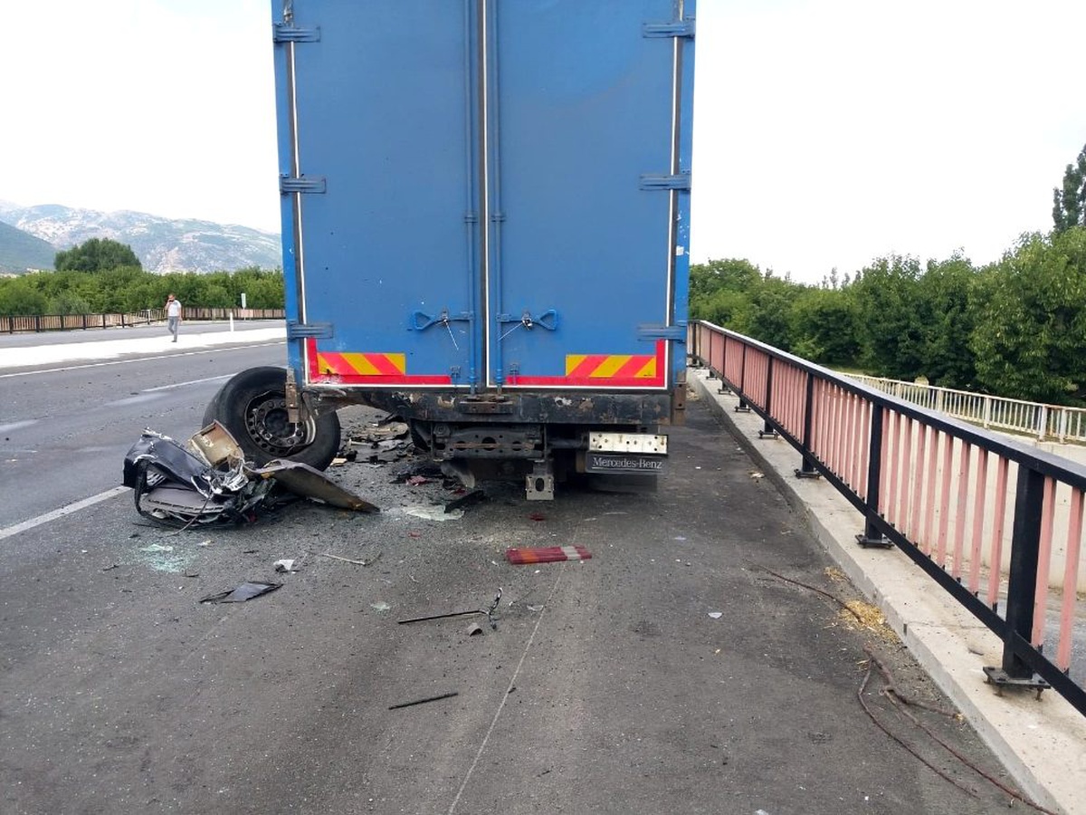 Otomobil arızalanan kamyona çarptı: 1 ölü, 3 yaralı