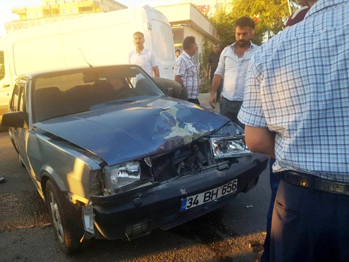 Otomobil yaya şeridindeki araca çarptı: 2 yaralı