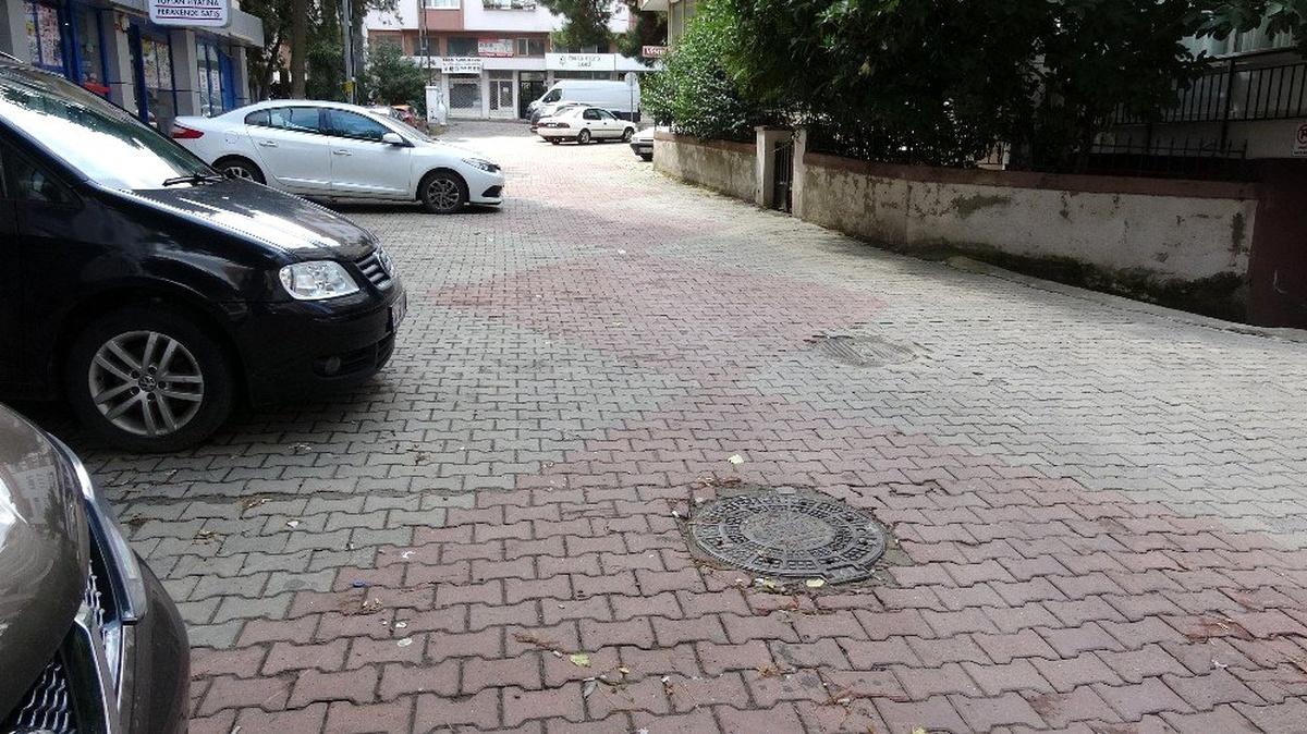 Otomobilin camını kırıp 24 bin kira çalan hırsızlar güvenlik kamerasında