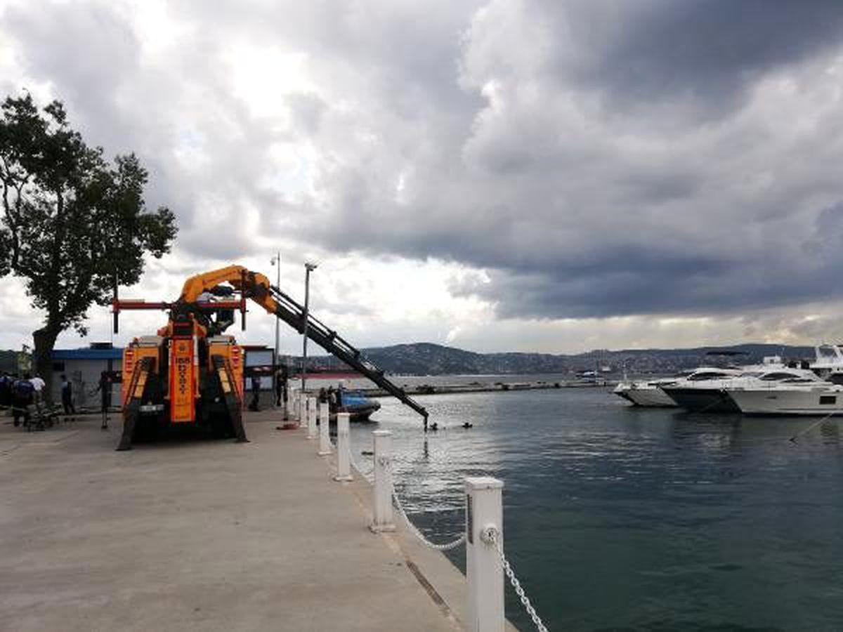 Sarıyer\'de denize uçan minibüs çıkarıldı