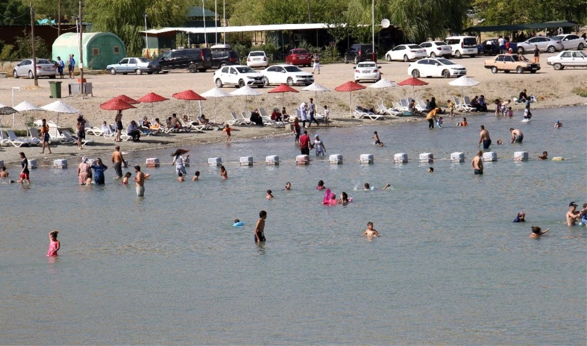 Sıcaktan bunalanlar Hazar Gölü\'nde serinliyor