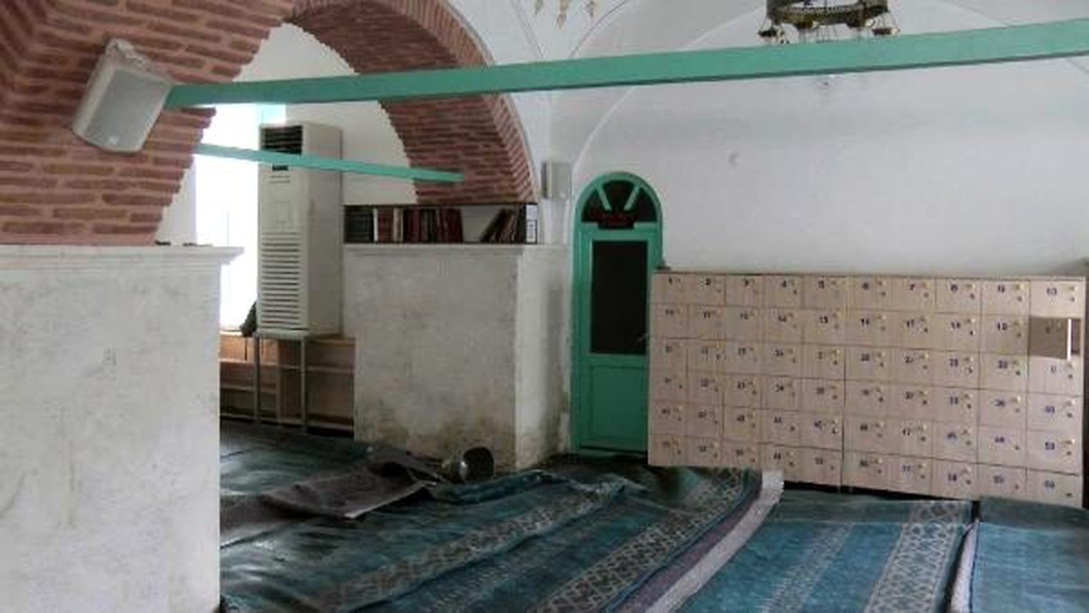 Sular altında kalan tarihi cami ibadete kapandı