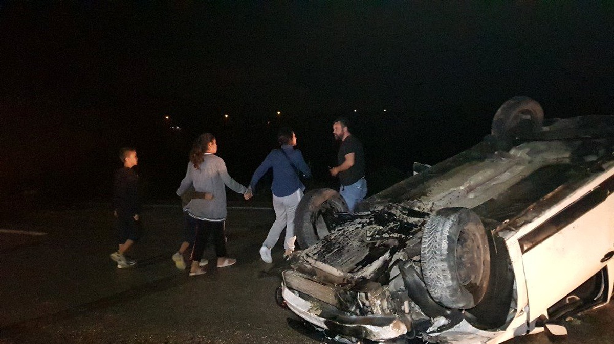 Takla atan aracı fark edip durmak isteyen sürücü direksiyon hakimiyetini kaybedip kaza yaptı: 2\'si...