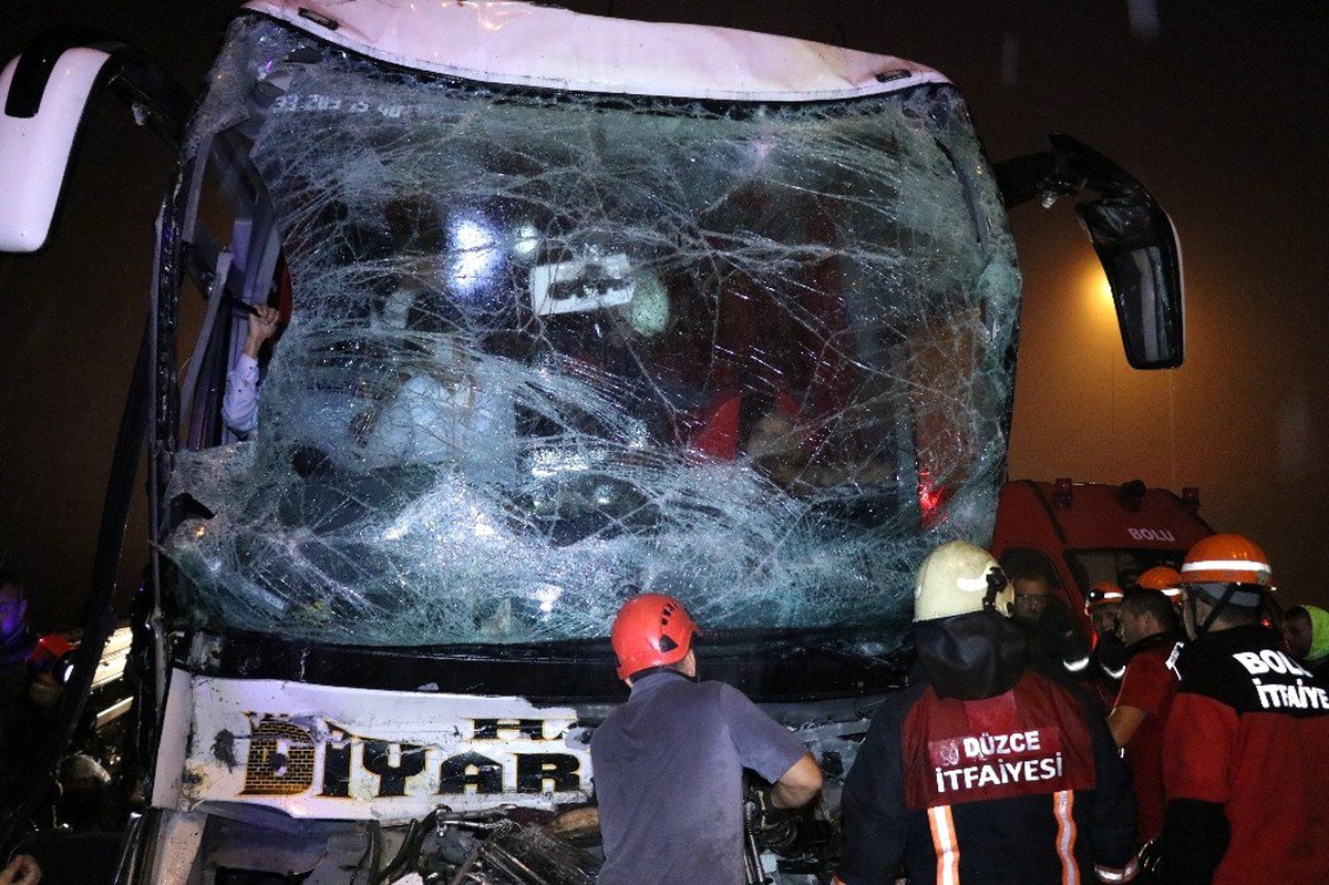 TEM\'de, yolcu otobüsü tıra çarptı: 37 yaralı