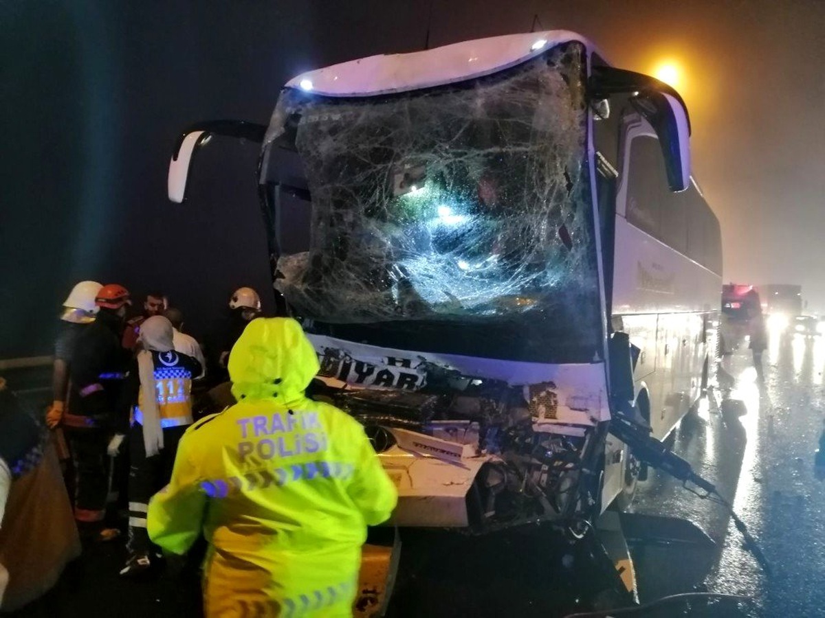 TEM Otoyolu\'nda yolcu otobüsü kamyonla çarpıştı: Çok sayıda yaralı var