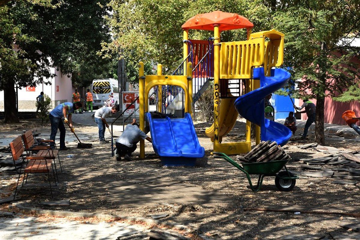 Tepebaşı\'nda parklar yeni bir görünüme kavuşuyor