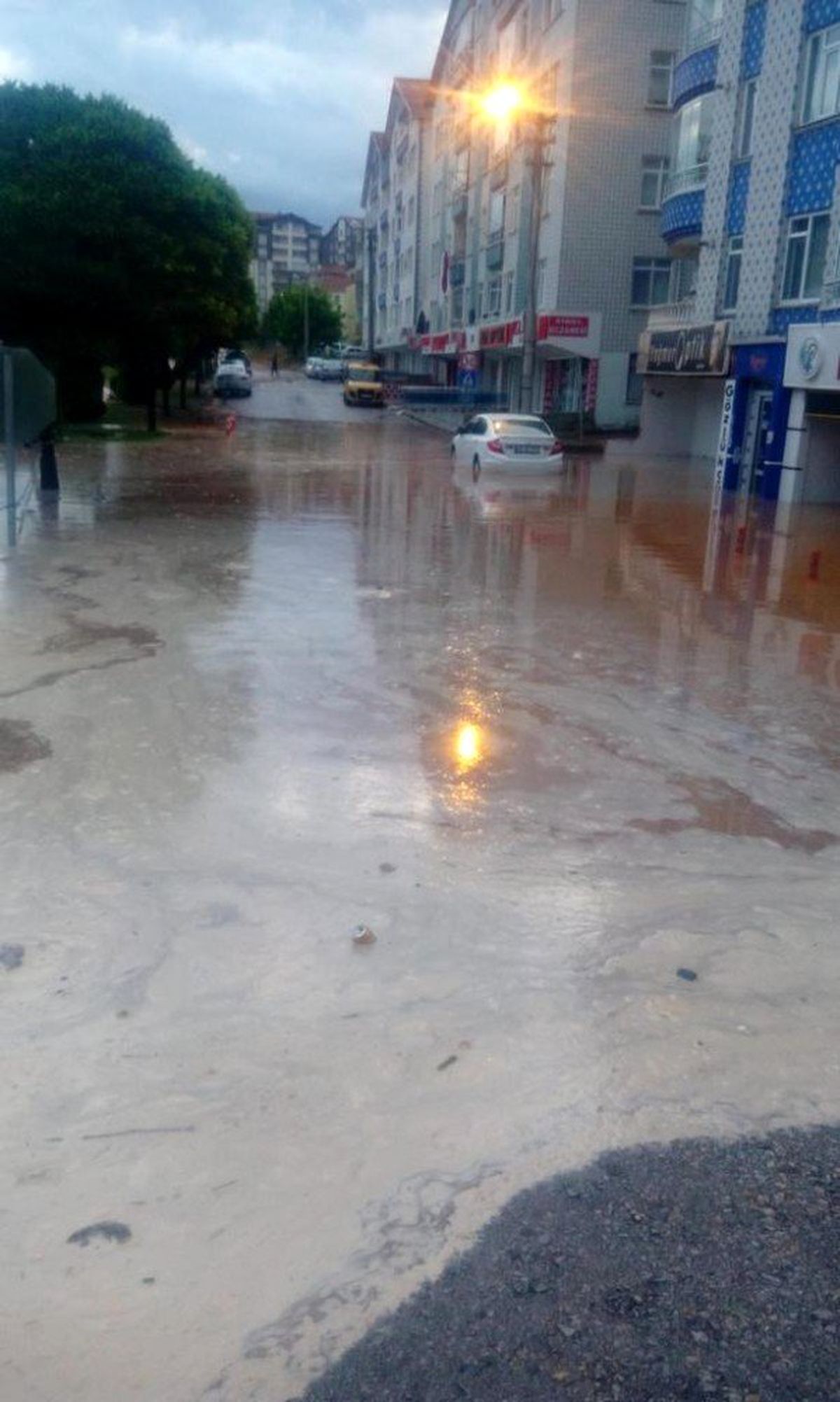 Yarım saatlik yağışla Kırşehir\'de su baskınları oluştu
