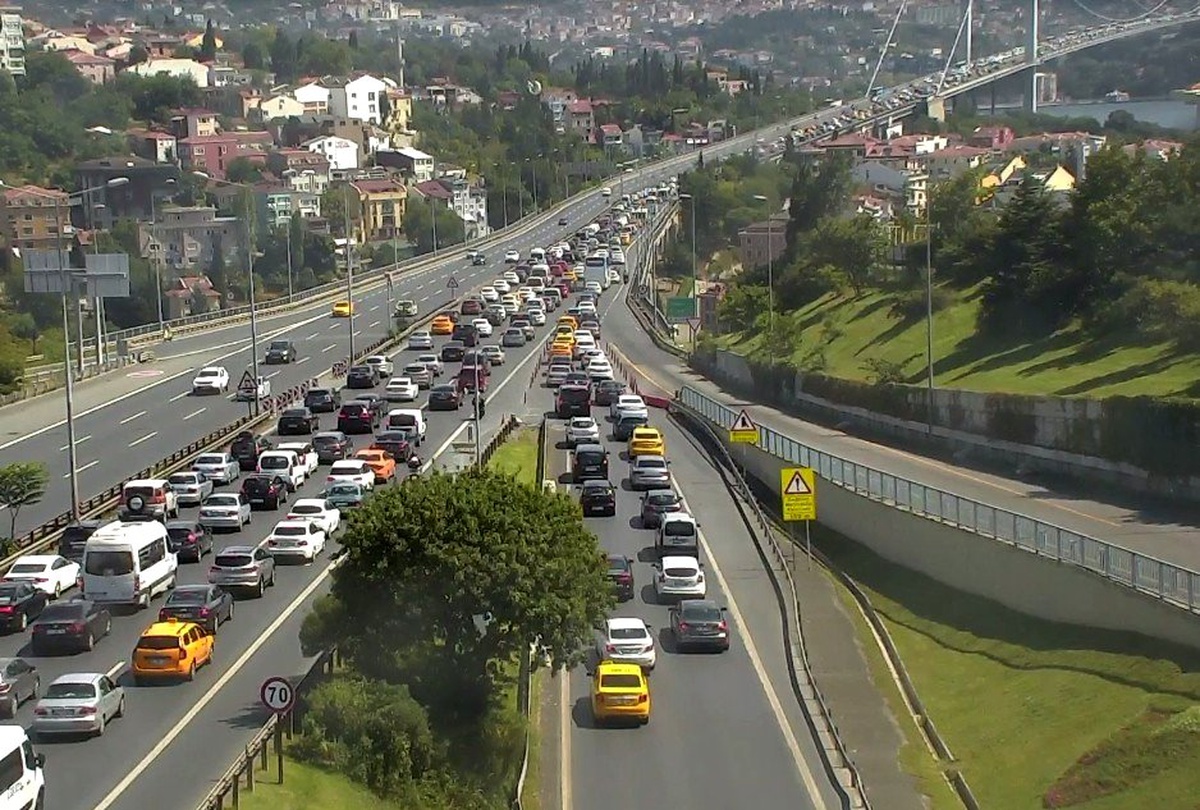 15 Temmuz Şehitler Köprüsü\'ndeki kaza trafiği kilitledi