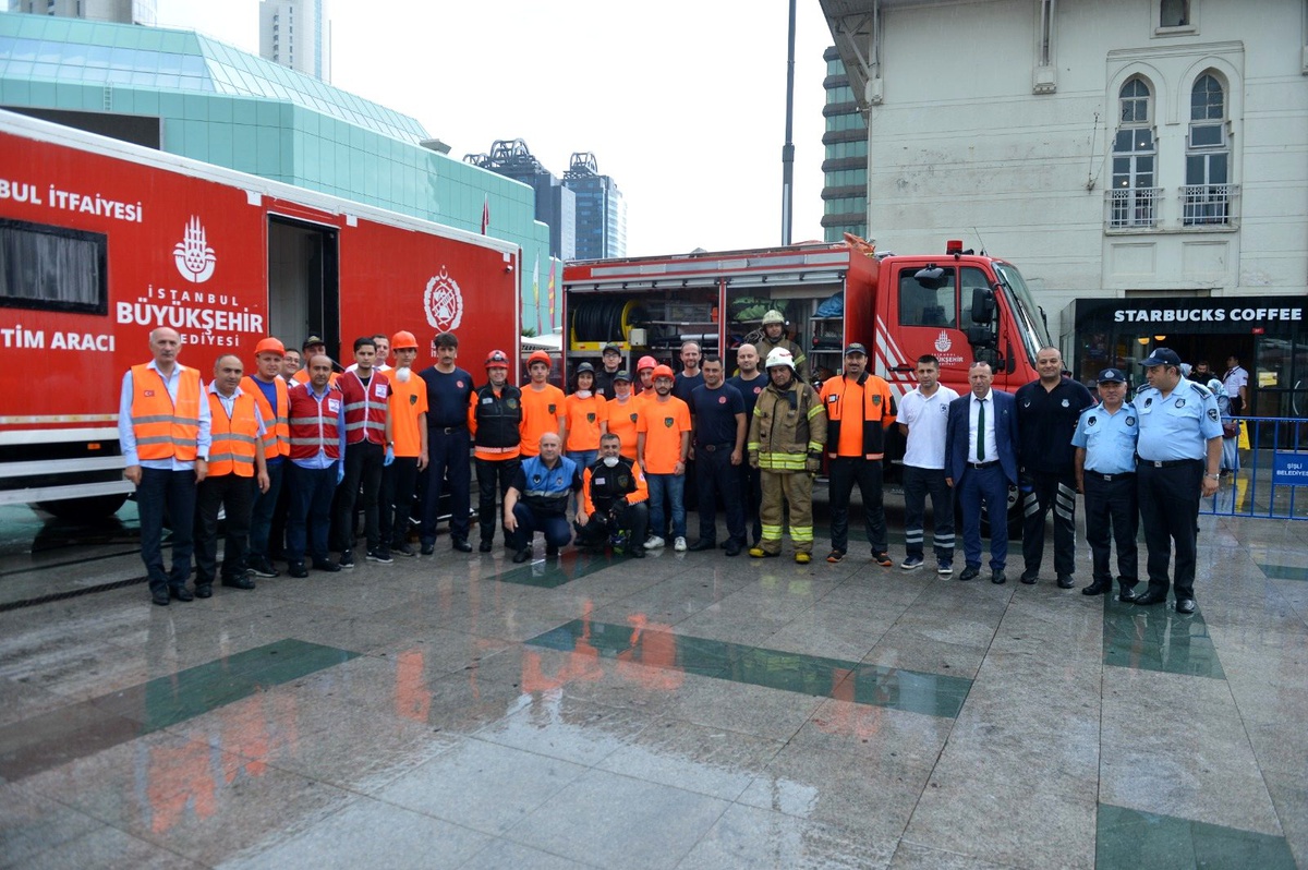 17 Ağustos Depremi Şişli\'de deprem tatbikatı ile anıldı!