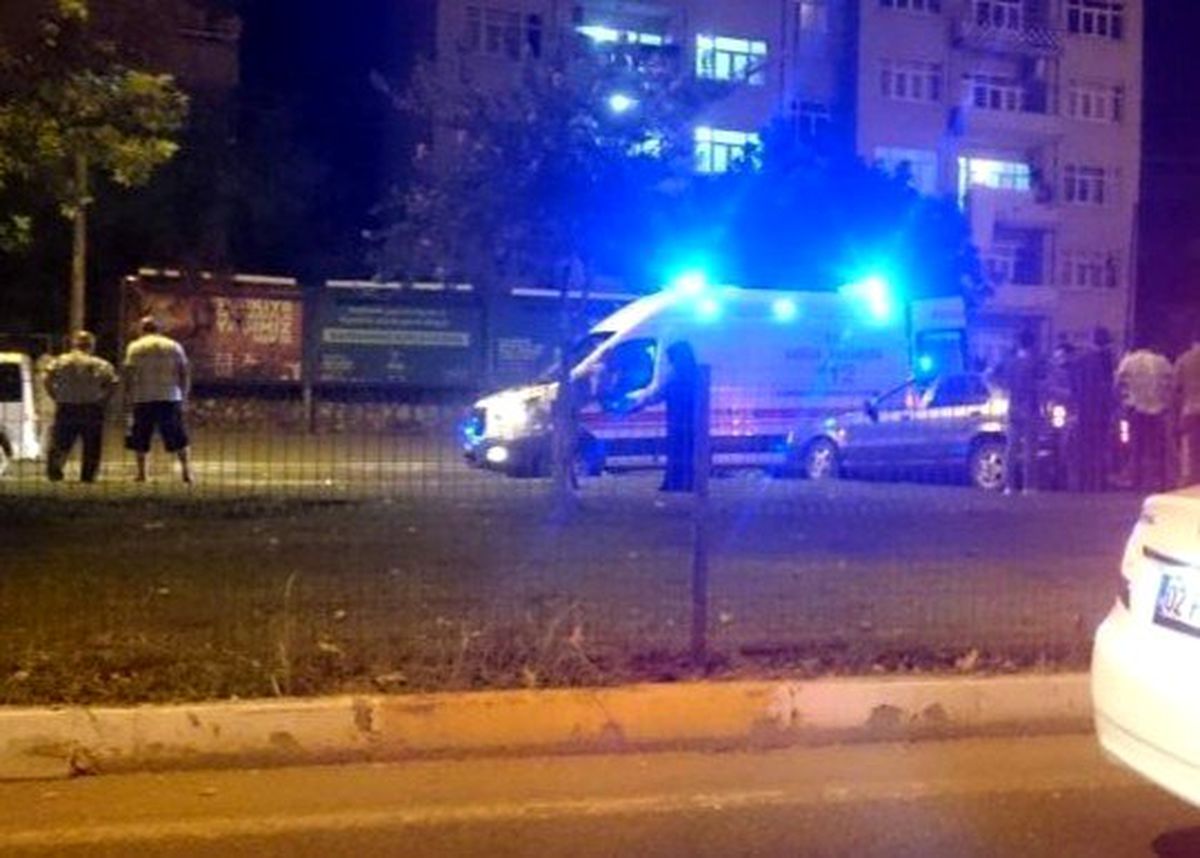 Adıyaman\'da otomobil refüje çıktı: 3 yaralı