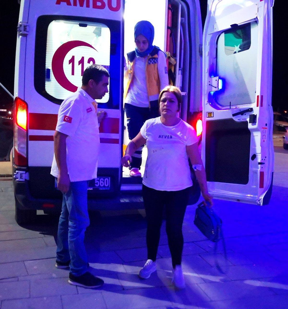 Aksaray\'da abla kız kardeşini kollarından bıçakla yaraladı