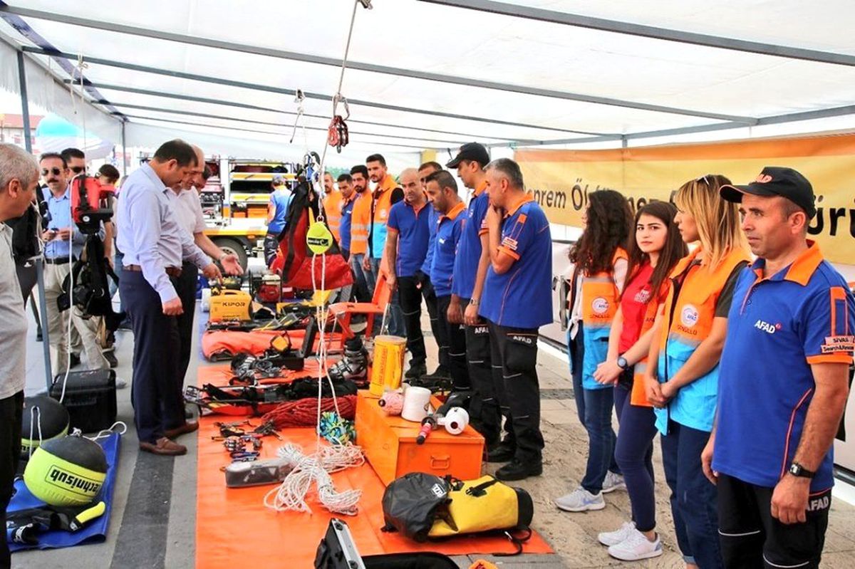 Arama ve kurtarma malzemeleri sergisi açıldı