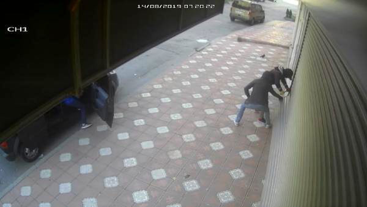 Arnavutköy\'de üç dakikada 20 bin liralık akü çalan şüpheliler kamerada