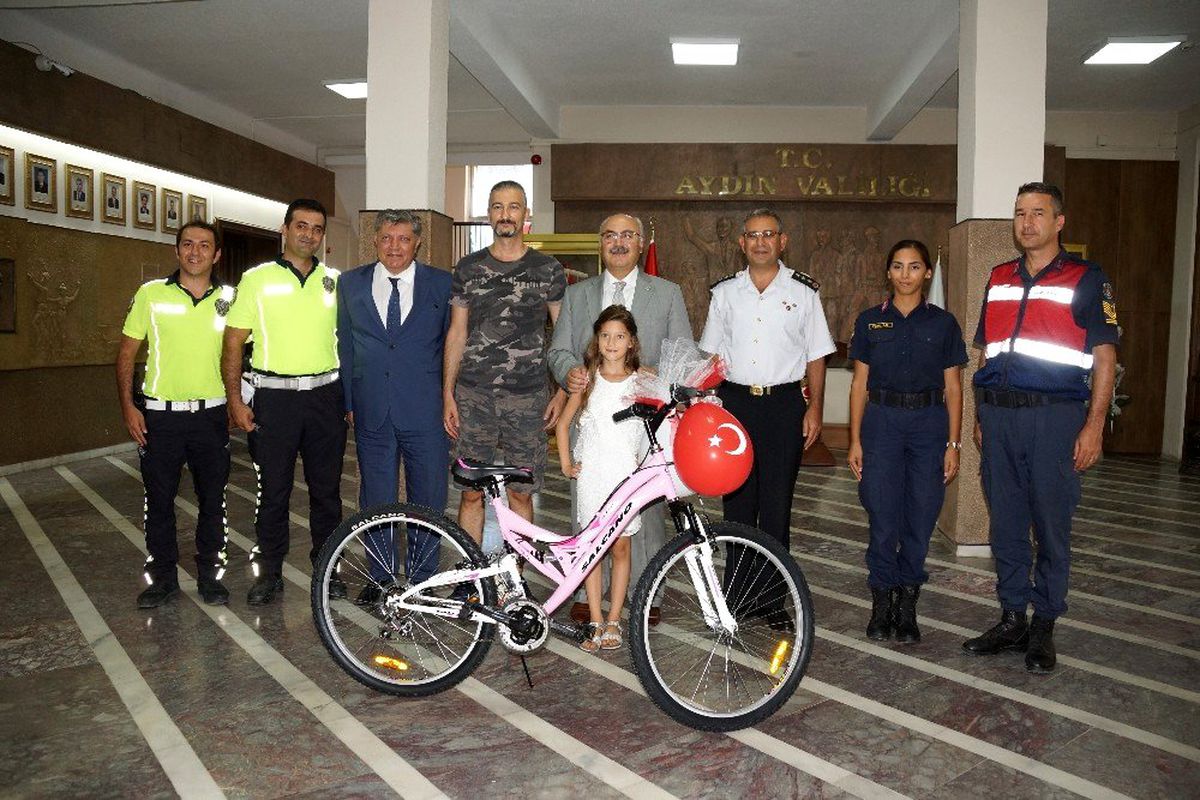 Aydınlı Berfin bisikletini teslim aldı