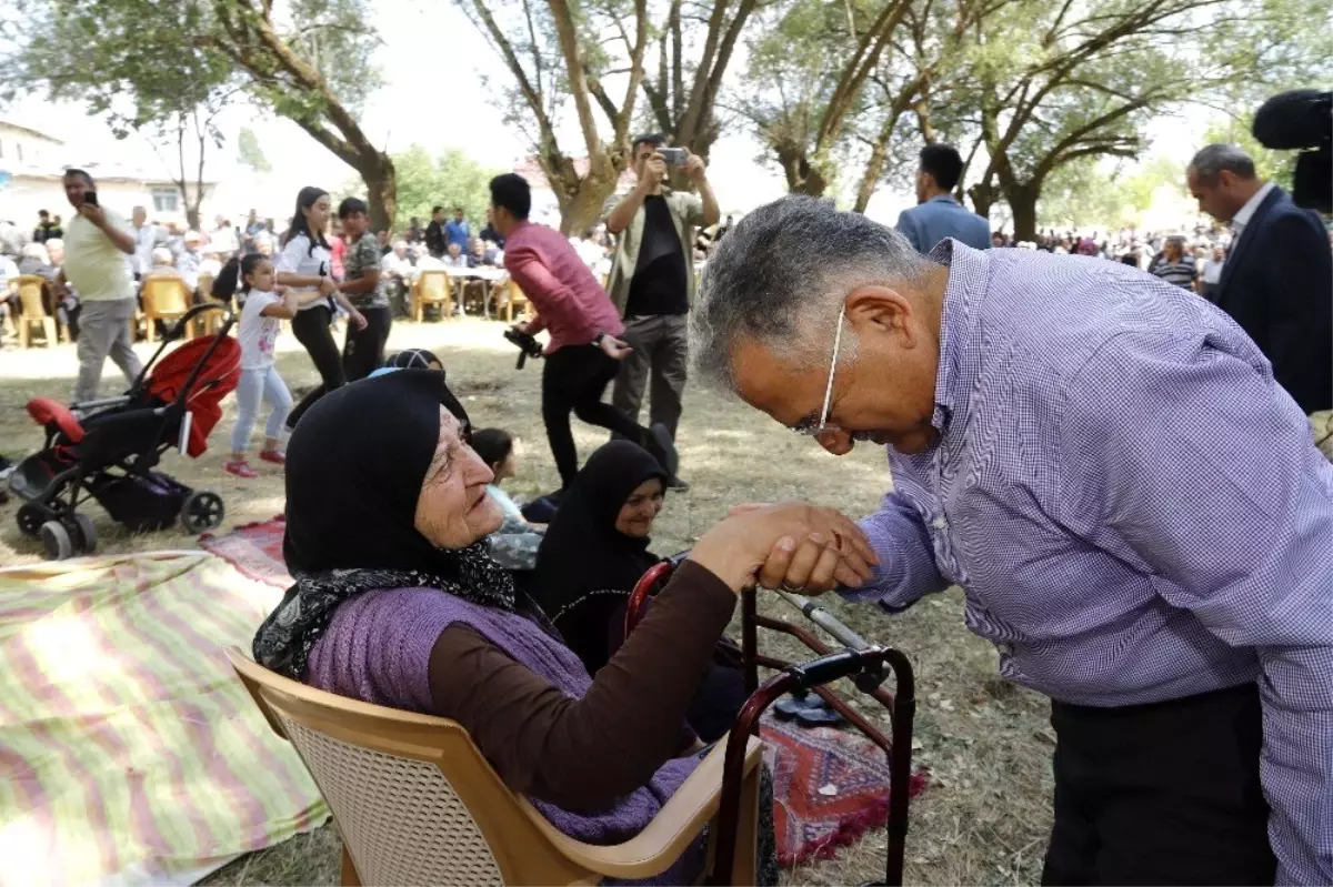 Başkan Büyükkılıç, Bünyan\'ın Yağmurbeyli Mahallesi\'nde yapılan şenliğe katılarak vatandaşlarla bir...