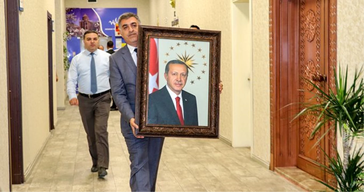 Başkan Vekili olarak atanan Vali Mehmet Emin Bilmez, ilk olarak Erdoğan\'ın fotoğrafını astı