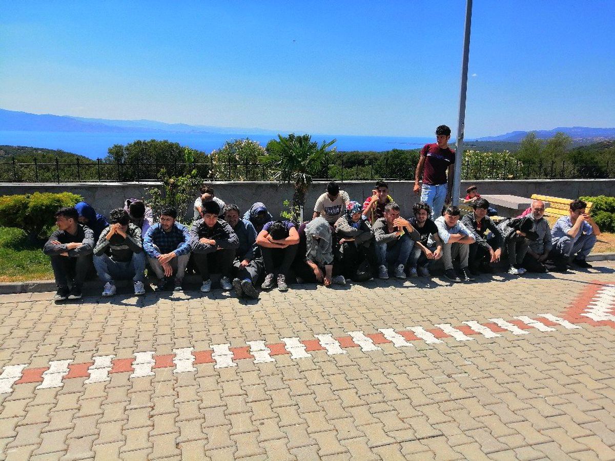 Çanakkale\'de 80 mülteci ile 3 organizatör yakalandı