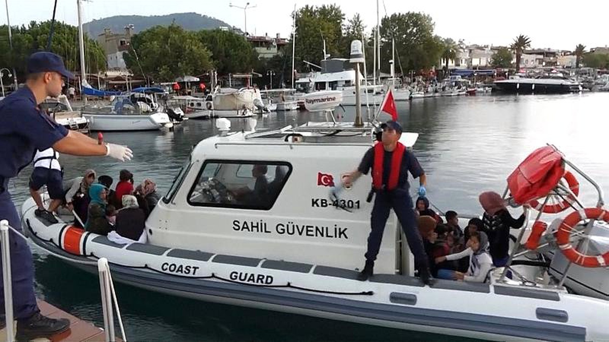 Çanakkale\'den Yunan adasına kaçak yolla geçmeye çalışan 330 göçmen yakalandı