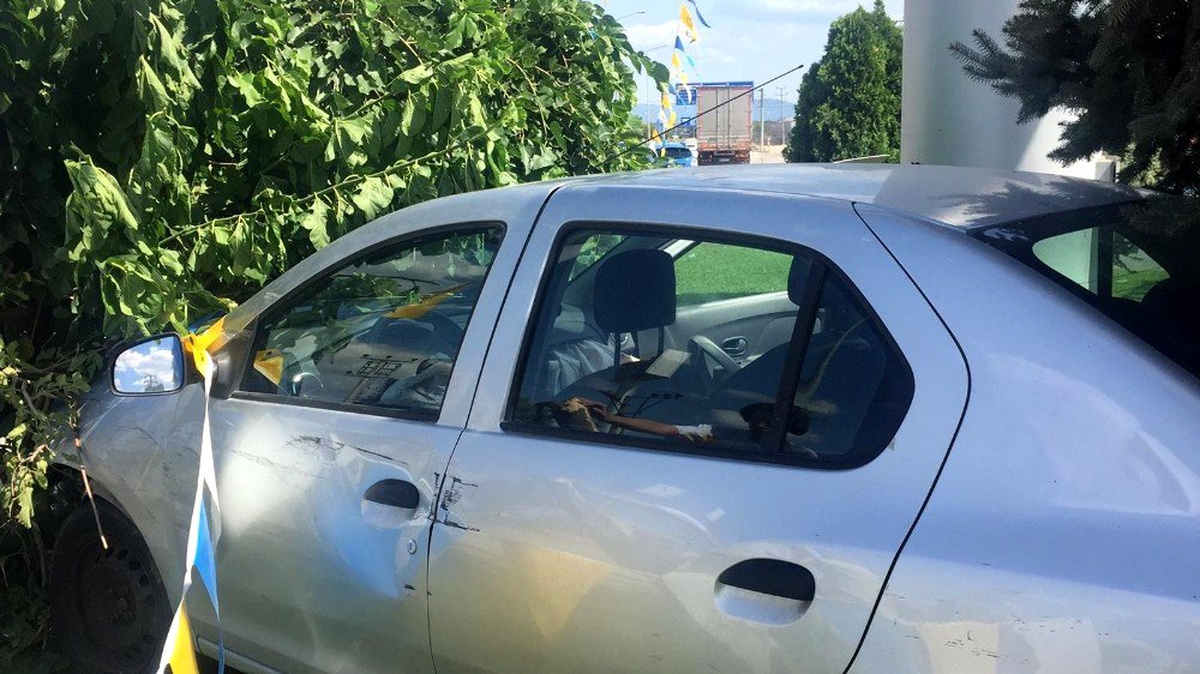 Direksiyonda rahatsızlandı, petrol ofisinin bahçesine daldı