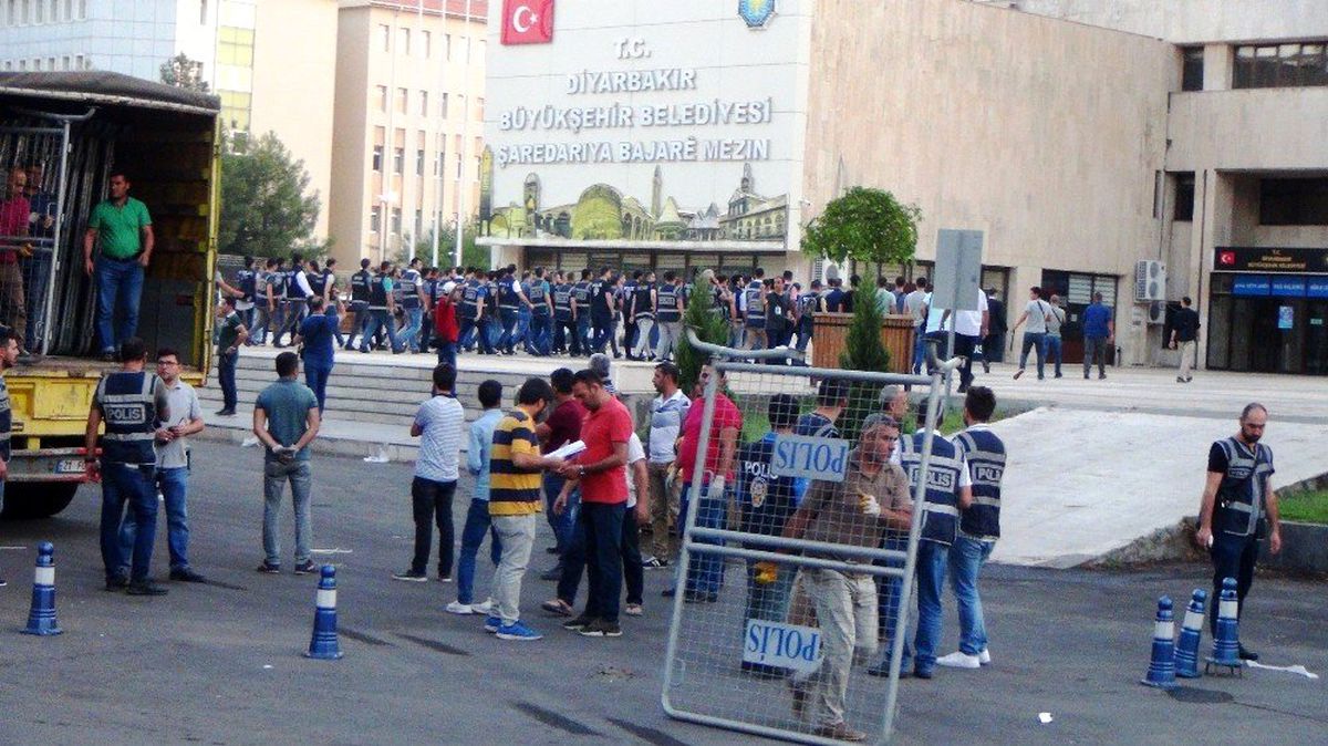 Diyarbakır Büyükşehir Belediyesinde polis hareketliliği
