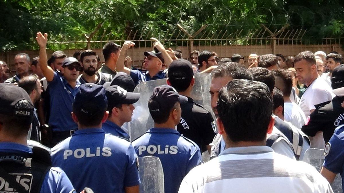 Diyarbakır\'da belediye önünde toplanan gruba müdahale