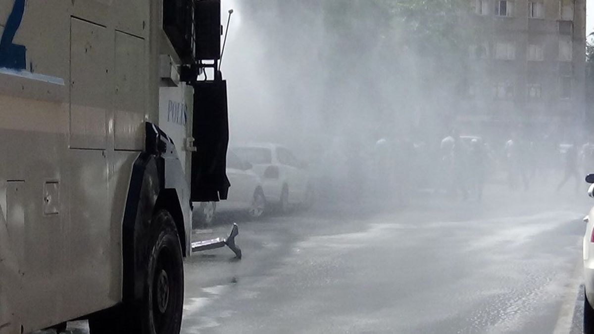 Diyarbakır\'da belediye önünde toplanan gruba müdahale