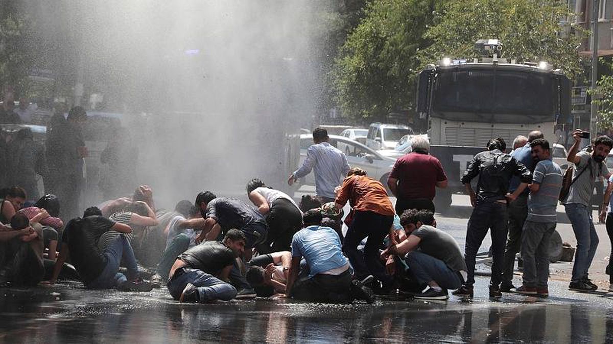Diyarbakır\'da kayyum tepkisi; protestoculara tazyikli suyla müdahale