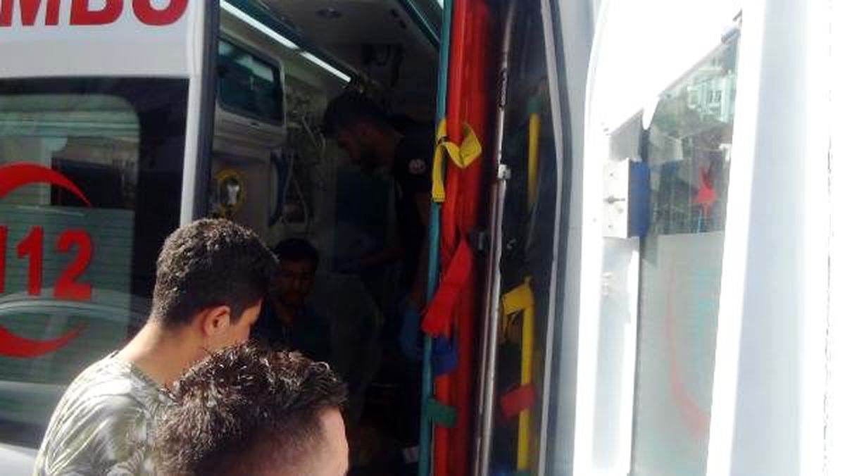 Duvar deldiği matkabın ucu elektrik teline giren işçi yaralandı