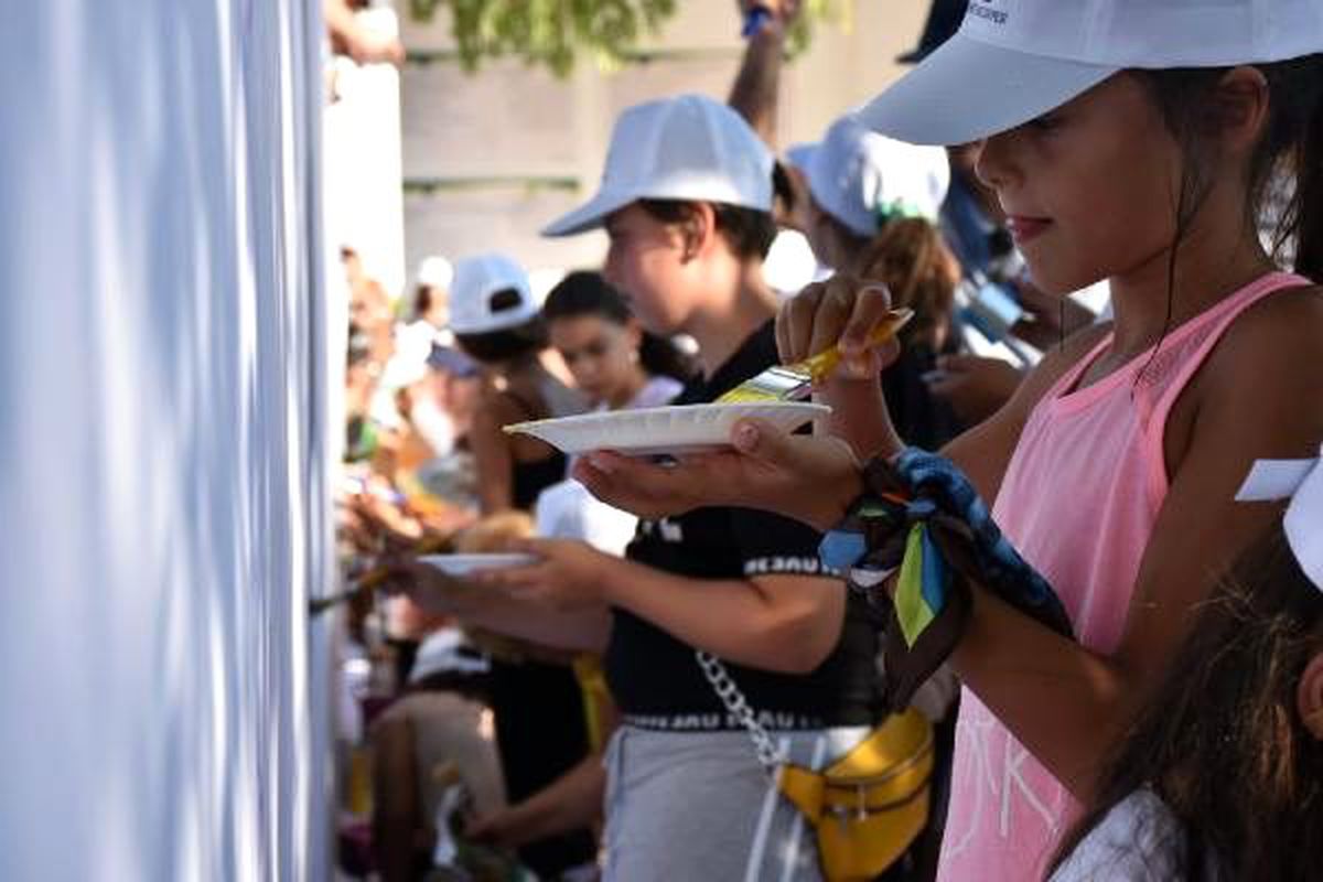 Edremit Kitap Fuarı'nda 40 metrekarelik tuvale resim yaptılar