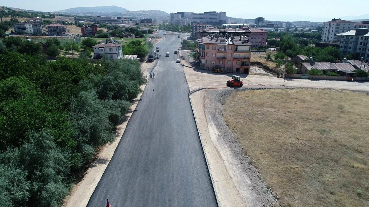 Elazığ Belediyesi yol bakım-onarım ve genişletme çalışmaları sürüyor