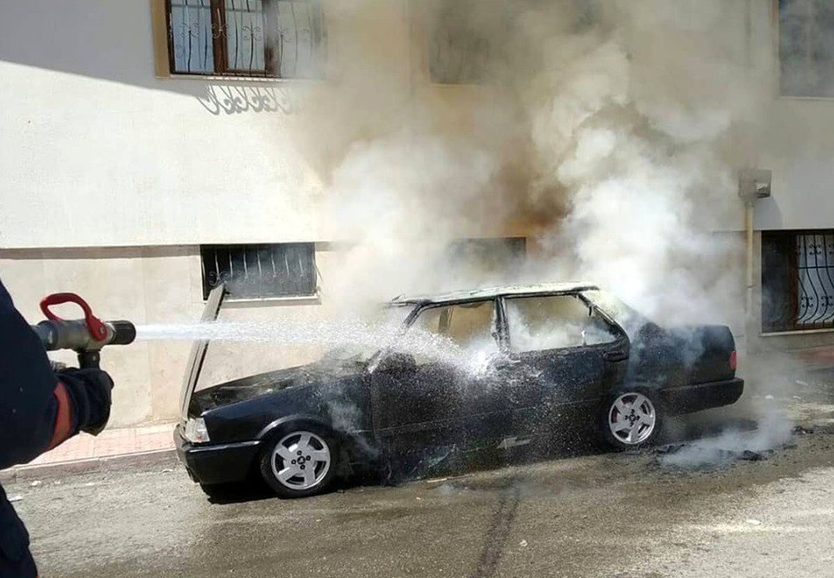 Elazığ\'da otomobil yanarak, kullanılamaz hale geldi