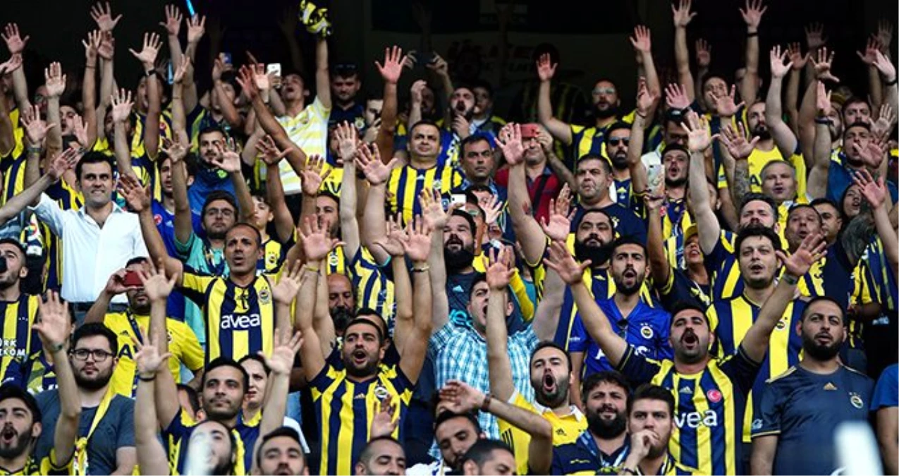 Fenerbahçeli taraftarlar maç sonunda "Lider geliyor" tezahüratında bulundu