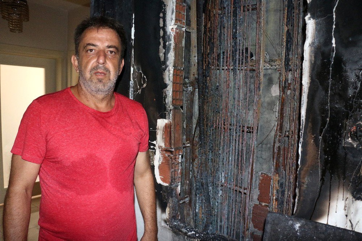 Gebze\'de 60 evi tahliye ettiren yıldırımın düşme anı kamerada