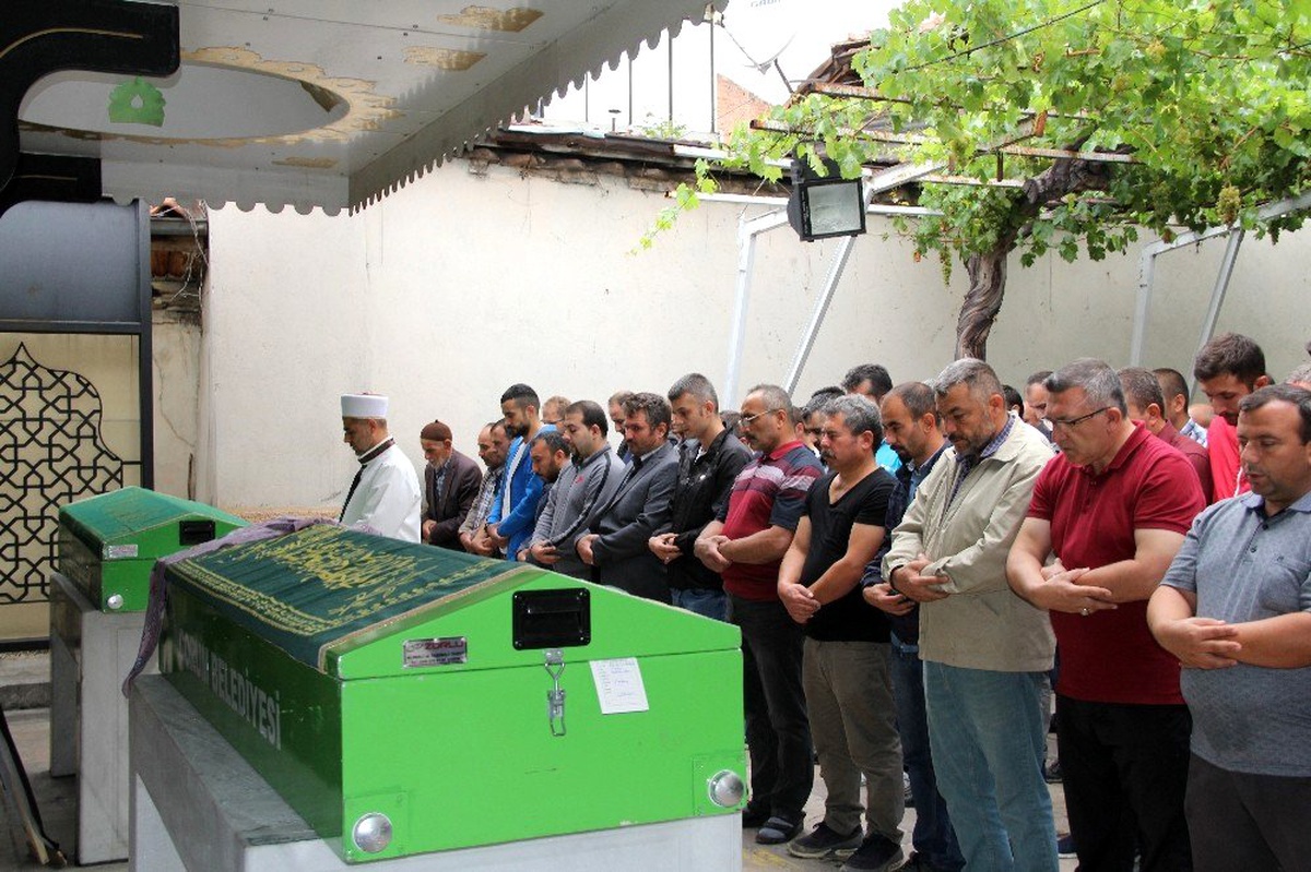 Halk otobüsünün çarptığı küçük çocuk hayatını kaybetti