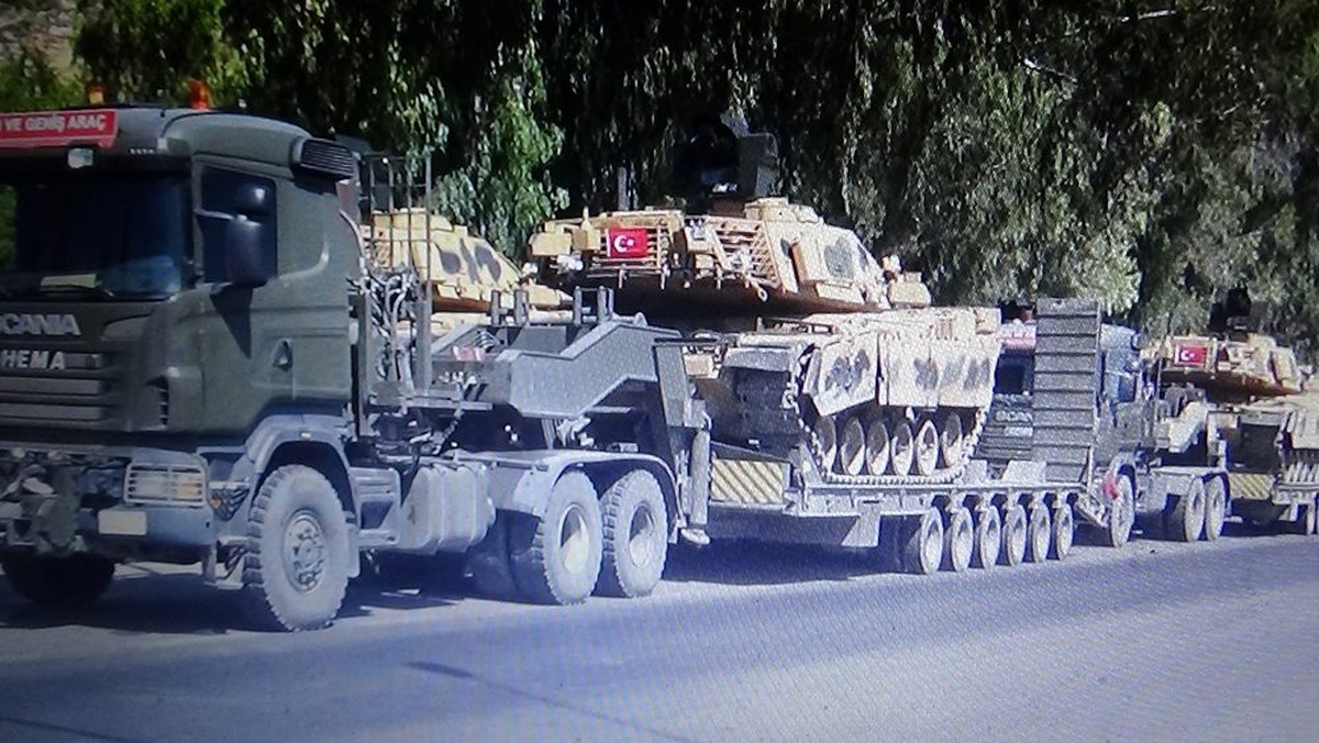 Hatay\'da sınır birliklerine tank sevkiyatı sürüyor