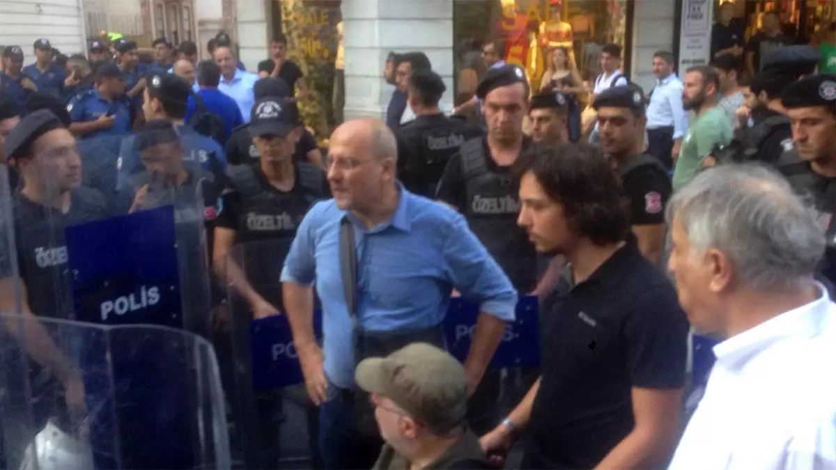 Üç belediyeye kayyum atanmasını protesto etmek isteyen HDP\'lilere polis müdahale etti: 7 gözaltı