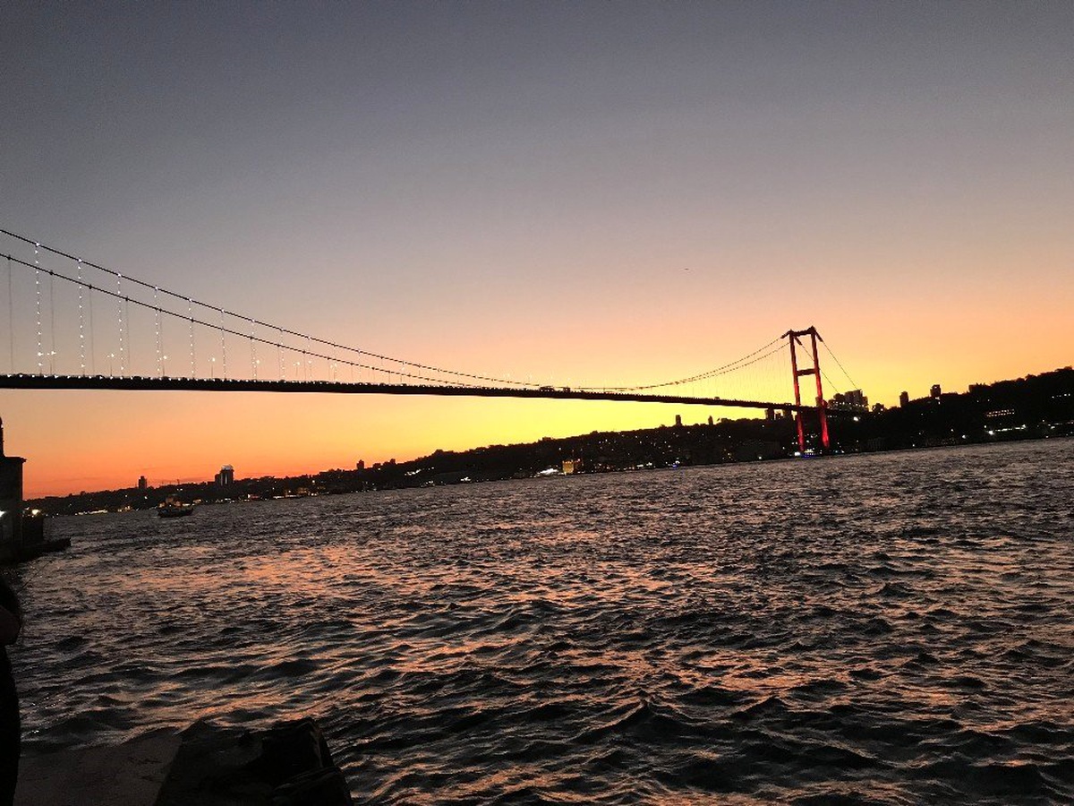 İstanbul\'da akşam saatlerinde gökyüzü kızıla büründü