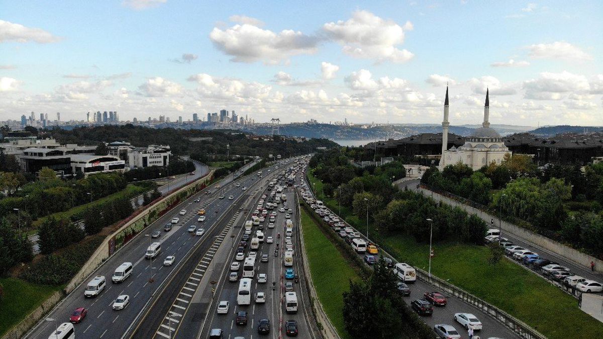İstanbul\'da tatil dönüşü trafik havadan görüntülendi